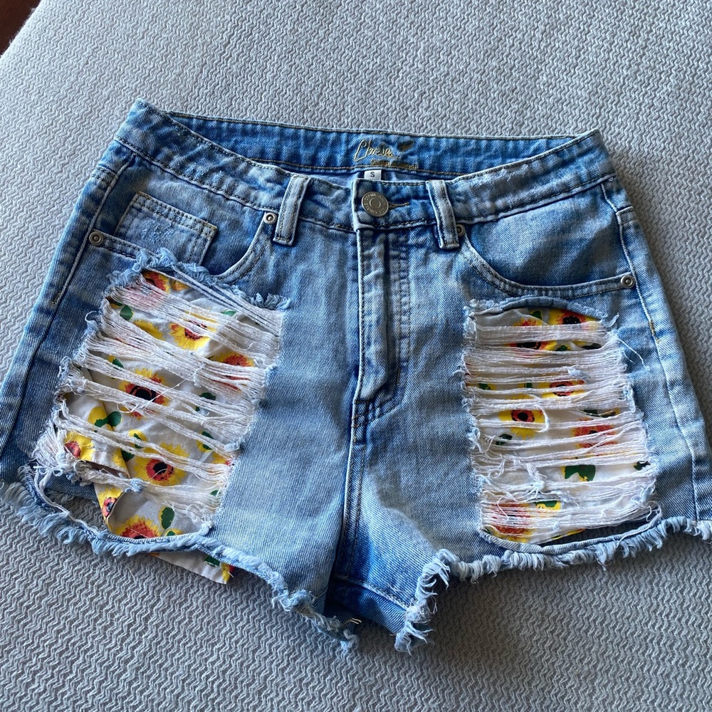 Jean shorts with sunflower pockets